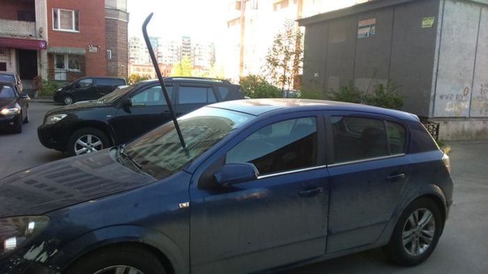 This Opel Is In Need Of Some Serious Repairs (2 pics)