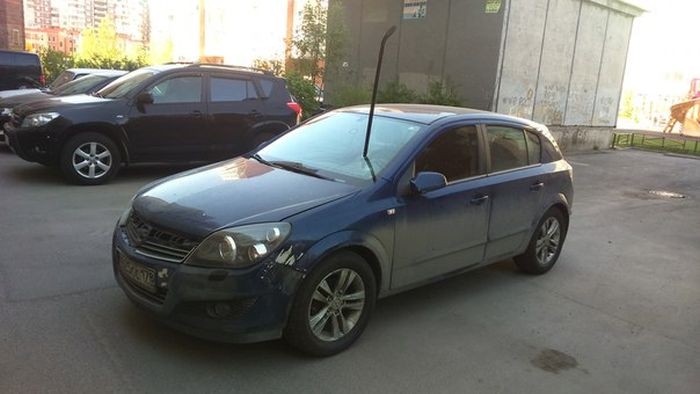 This Opel Is In Need Of Some Serious Repairs (2 pics)