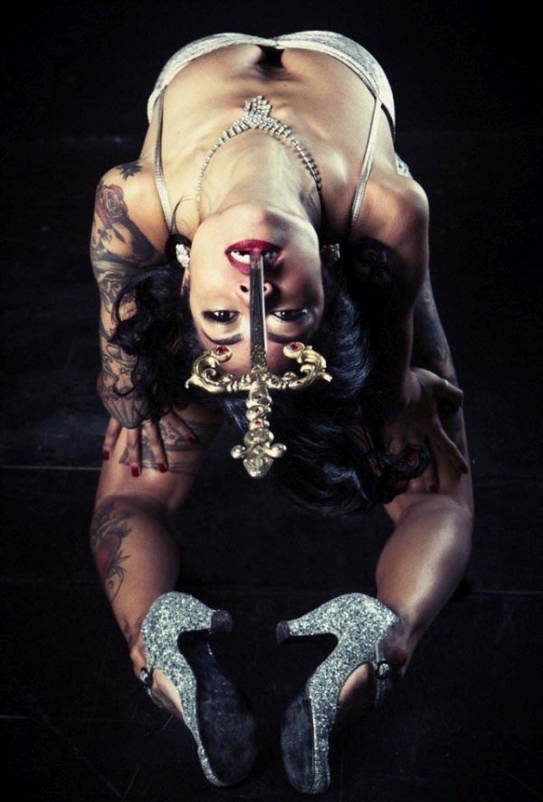 Say Hello To The Ex-Mormon Schoolgirl Who Became A Sword Swallower (17 pics)