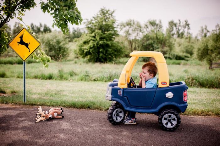 Mom Takes Hilarious Pictures Of Her Toddler Dealing With Adult Situations (14 pics)