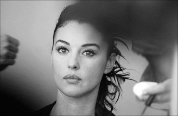 Behind The Scenes Photos Of Monica Bellucci At Cannes In 2003 (25 pics)