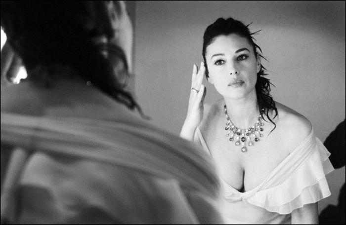 Behind The Scenes Photos Of Monica Bellucci At Cannes In 2003 (25 pics)