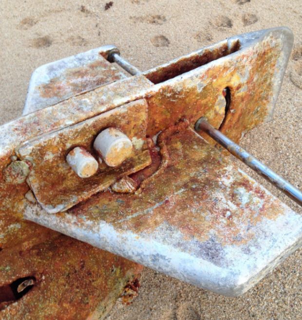 Russian Submarine Turns Up On A Beach In Hawaii (6 pics)