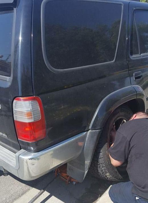 This Car Lost A Wheel Because Of Something Simple (7 pics)