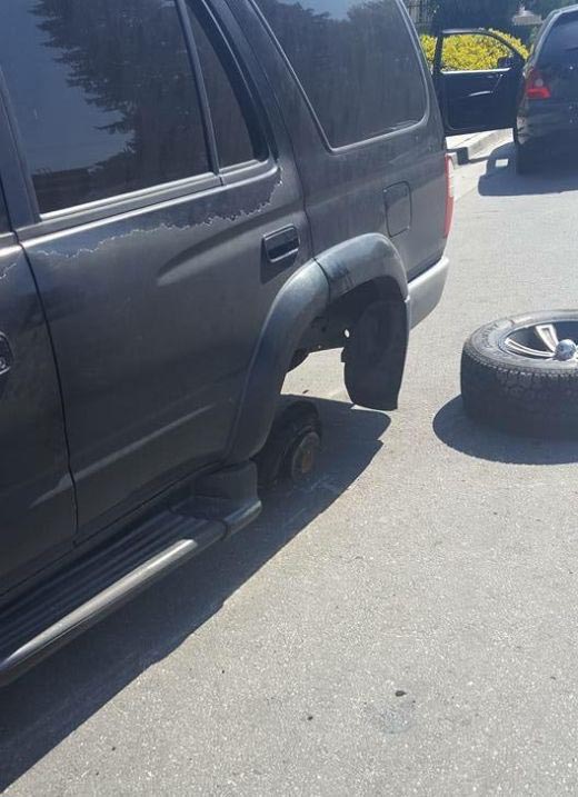 This Car Lost A Wheel Because Of Something Simple (7 pics)