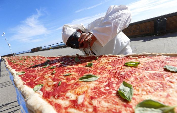 Chefs In Naples Cook The World's Longest Pizza (11 pics)