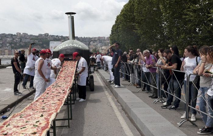 Chefs In Naples Cook The World's Longest Pizza (11 pics)