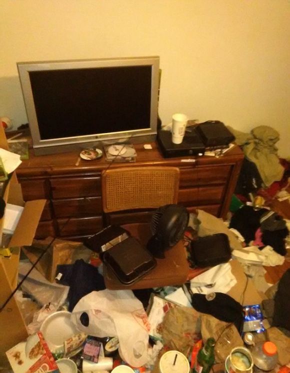 Horrifying Housemate Habits That Will Scar You For Life (11 pics)
