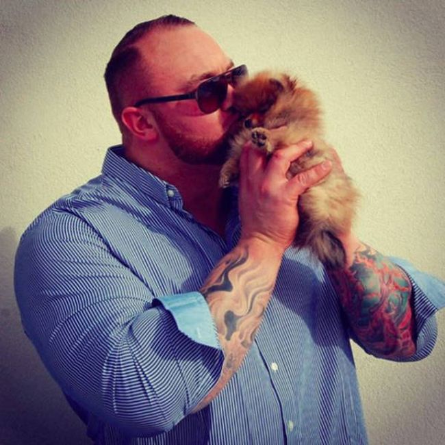 The Mountain From Game Of Thrones Adores His Tiny Little Dog (8 pics)