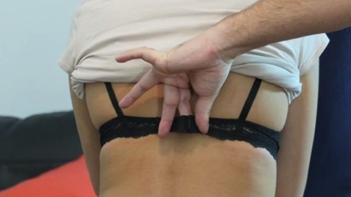 Helpful Guy Shares Awesome Technique For Unhooking A Bra With One Hand (6 pics)