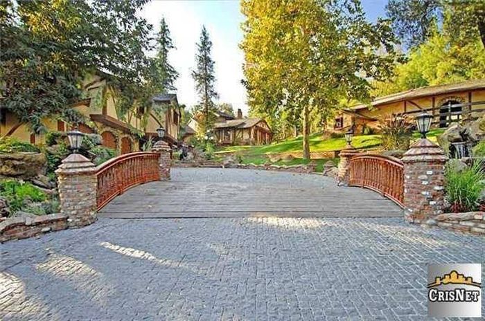 An Inside Look At Drake's Luxurious $8 Million Dollar Estate (15 pics)
