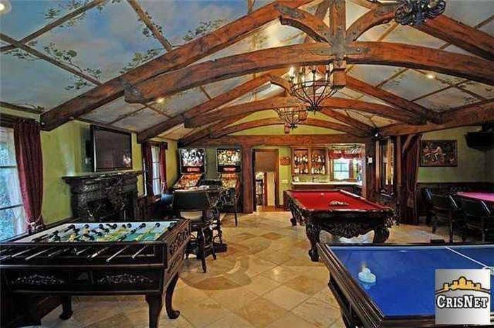 An Inside Look At Drake's Luxurious $8 Million Dollar Estate (15 pics)