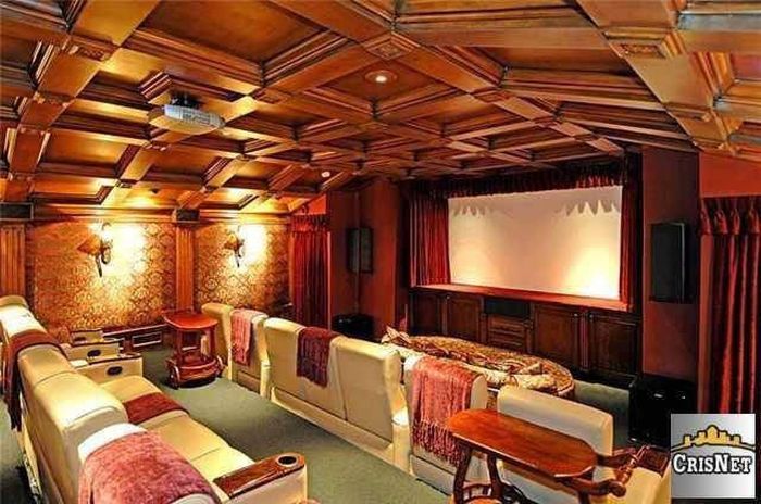 An Inside Look At Drake's Luxurious $8 Million Dollar Estate (15 pics)