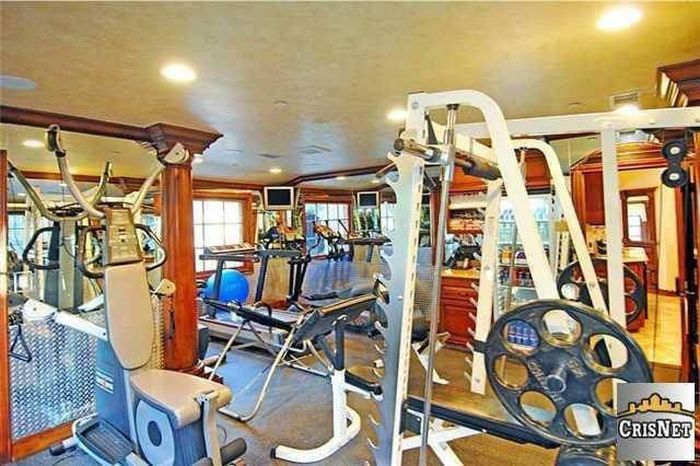 An Inside Look At Drake's Luxurious $8 Million Dollar Estate (15 pics)