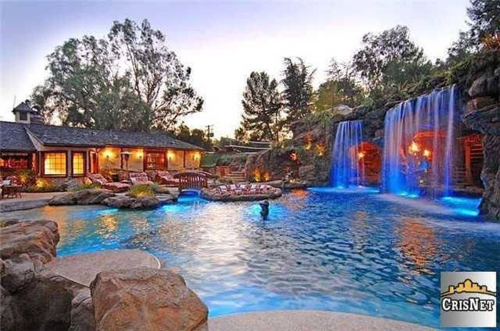 An Inside Look At Drake's Luxurious $8 Million Dollar Estate (15 pics)