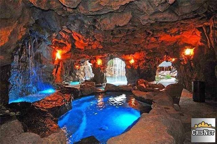 An Inside Look At Drake's Luxurious $8 Million Dollar Estate (15 pics)