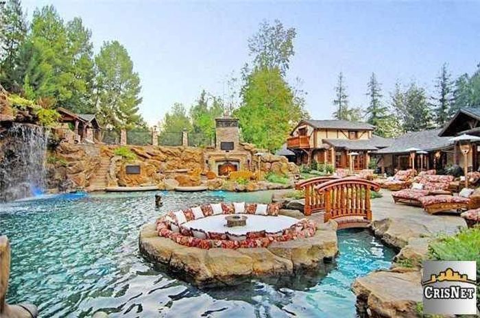An Inside Look At Drake's Luxurious $8 Million Dollar Estate (15 pics)
