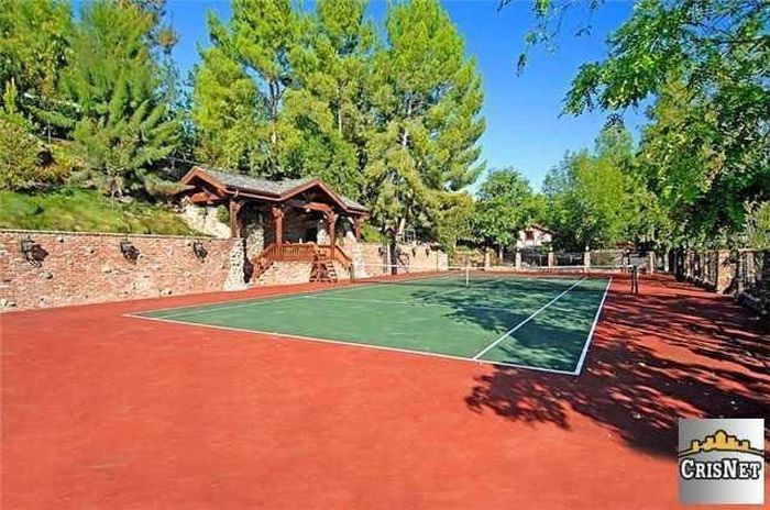 An Inside Look At Drake's Luxurious $8 Million Dollar Estate (15 pics)