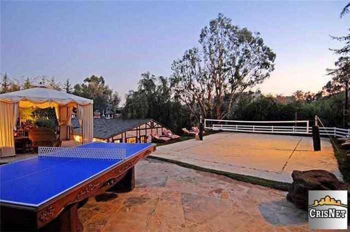 An Inside Look At Drake's Luxurious $8 Million Dollar Estate (15 pics)