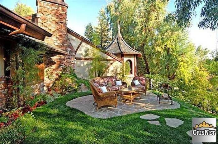 An Inside Look At Drake's Luxurious $8 Million Dollar Estate (15 pics)