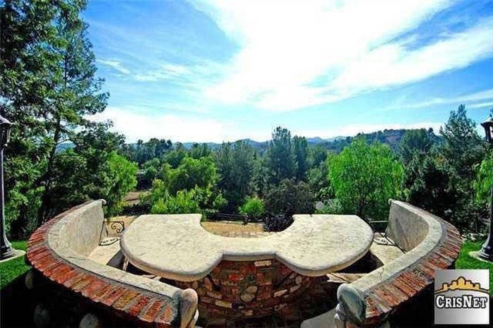 An Inside Look At Drake's Luxurious $8 Million Dollar Estate (15 pics)
