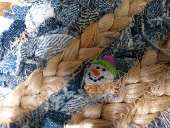 Can You Spot The Snowman Hiding In This Rug? (4 pics)