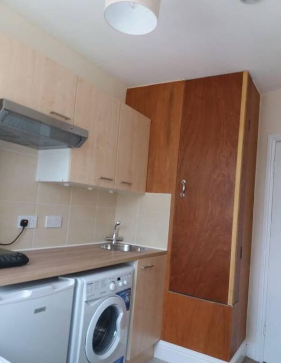 You Can Live In This Tiny Apartment In London For Only $850 A Month (3 pics)