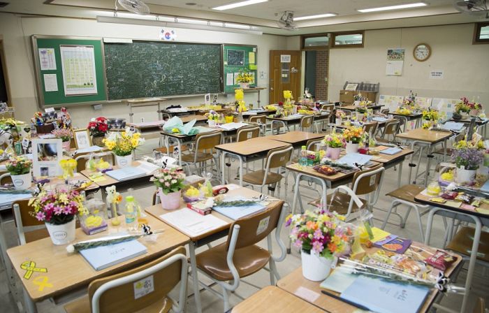 An Eerie Classroom In South Korea Sits Frozen In Time (11 pics)
