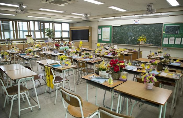 An Eerie Classroom In South Korea Sits Frozen In Time (11 pics)
