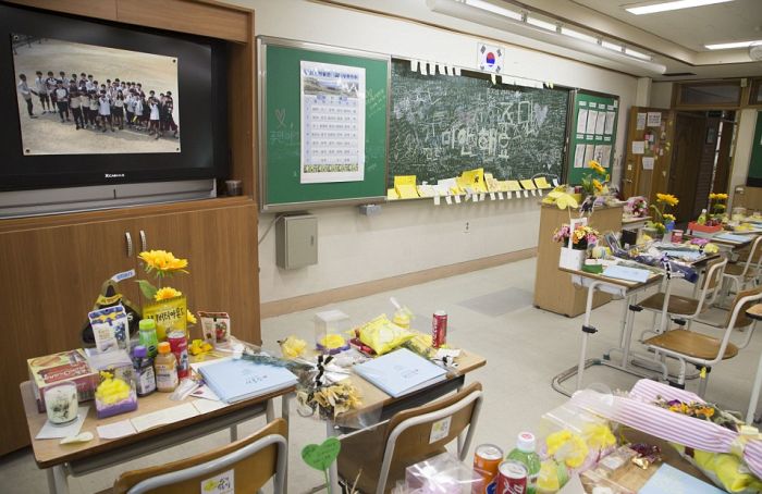 An Eerie Classroom In South Korea Sits Frozen In Time (11 pics)