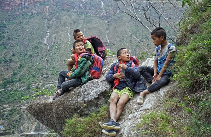 Children From This Remote Chinese Village Travel Unsafe Terrain To Get To Class (11 pics)