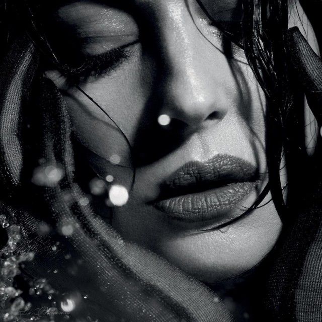 Monica Bellucci Stuns In New Wet And Sexy Photoshoot (8 pics)