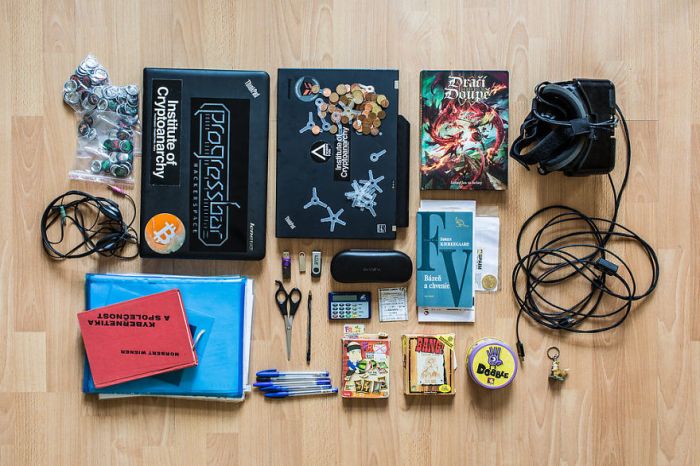 Here's What's Inside A Hacker’s Backpack (14 pics)