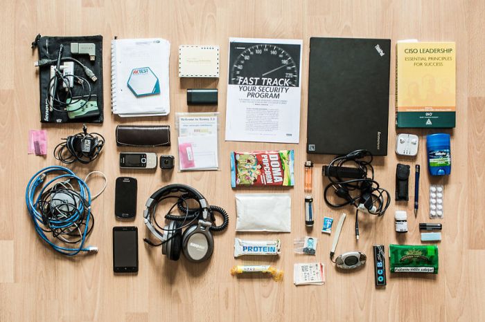 Here's What's Inside A Hacker’s Backpack (14 pics)