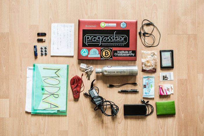 Here's What's Inside A Hacker’s Backpack (14 pics)