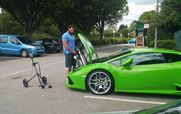 Lamborghini Owner Has To Call In Some Help To Transport His Golf Clubs (8 pics)