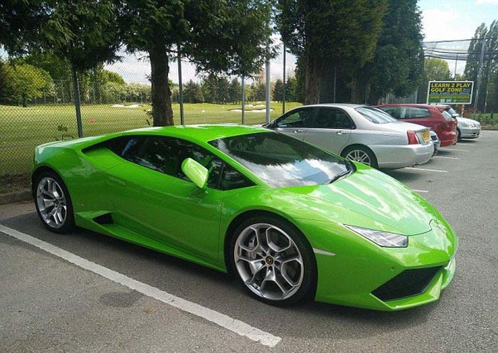 Lamborghini Owner Has To Call In Some Help To Transport His Golf Clubs (8 pics)