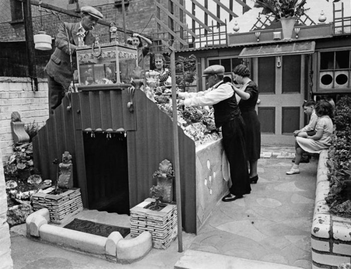 During World War II The Anderson Shelter Was Very Popular (17 pics)