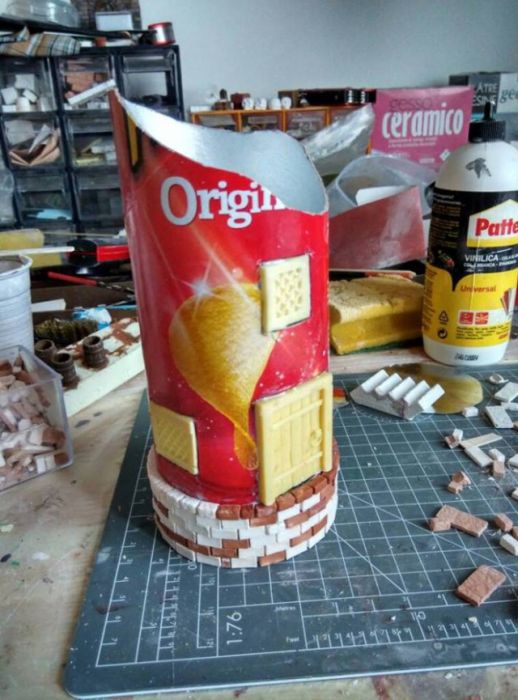 Artist Creates Incredible Diorama Out Of An Old Chip Can (25 pics)