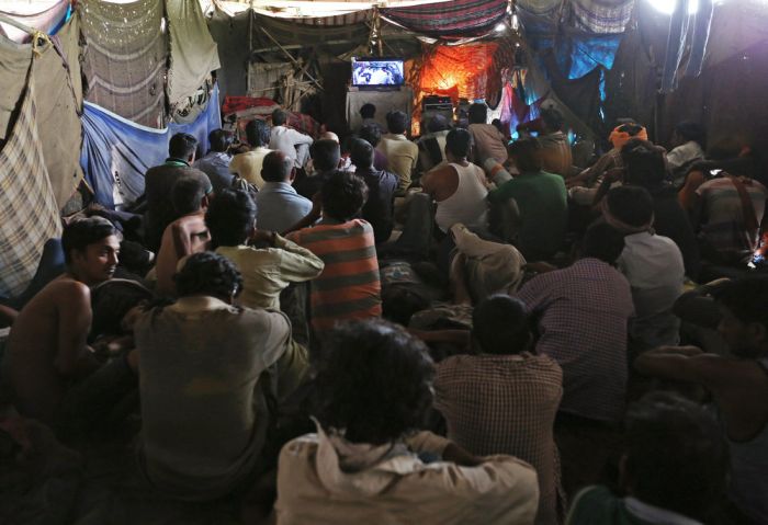 Makeshift Movie Theater In India Helps People Escape The Heat (16 pics)