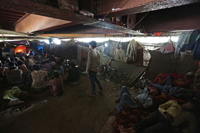 Makeshift Movie Theater In India Helps People Escape The Heat (16 pics)