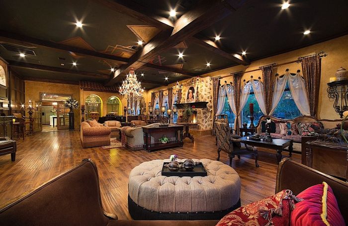 The Stunning Las Vegas Mansion That Michael Jackson Lived In Is On The Market (24 pics)