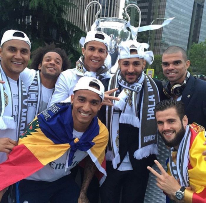 Real Madrid Take The European Cup For A Parade Around The City (21 pics)