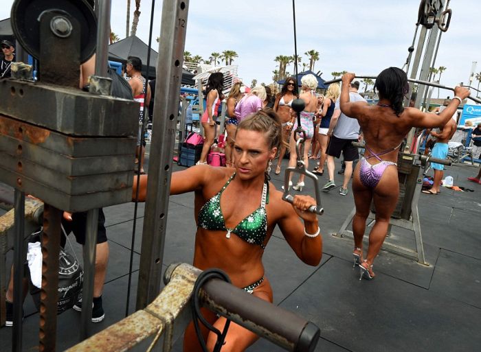Bikini Babes Parade Around At The Memorial Day Muscle Beach Contest (16 pics)