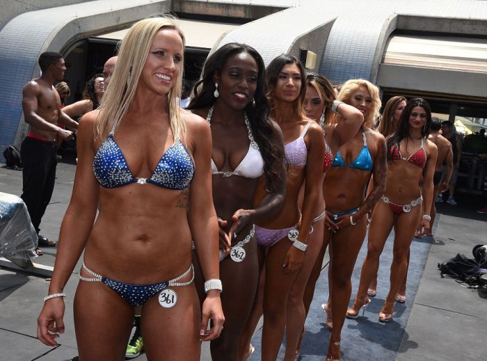 Bikini Babes Parade Around At The Memorial Day Muscle Beach Contest (16 pics)