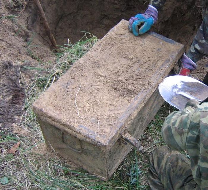 Russian Volunteers Find Items Buried On An Old World War II Battlfield (14 pics)