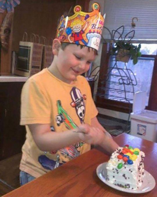 He Thought He Was Getting Cake, But Mom Had Other Plans (3 pics)