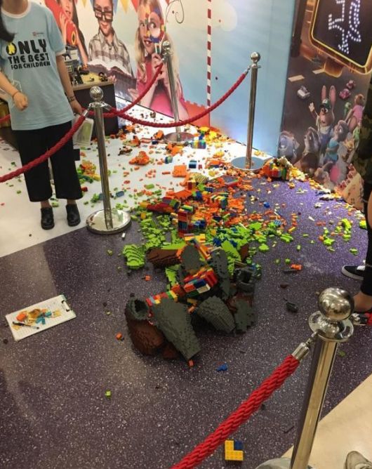 Kid Breaks $15,000 Lego Statue An Hour After The Exhibit Opens (3 pics)