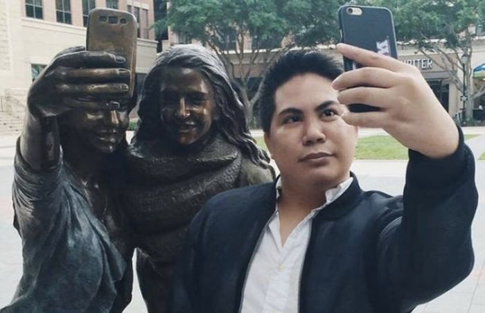 Texas Town Erects Selfie Taking Statue In Front Of City Hall (5 pics)