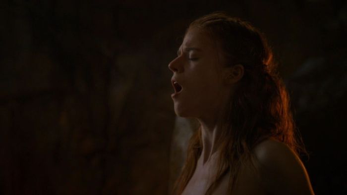 PornHub Users Are Going Crazy For Emilia Clarke's Nude Scene In Game Of Thrones (4 pics)